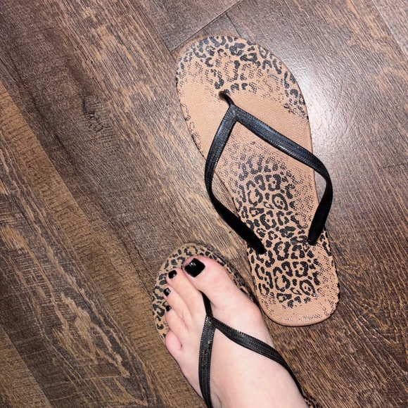 Women’s cheetah print flip flops *poor condition* - Picture 1 of 5